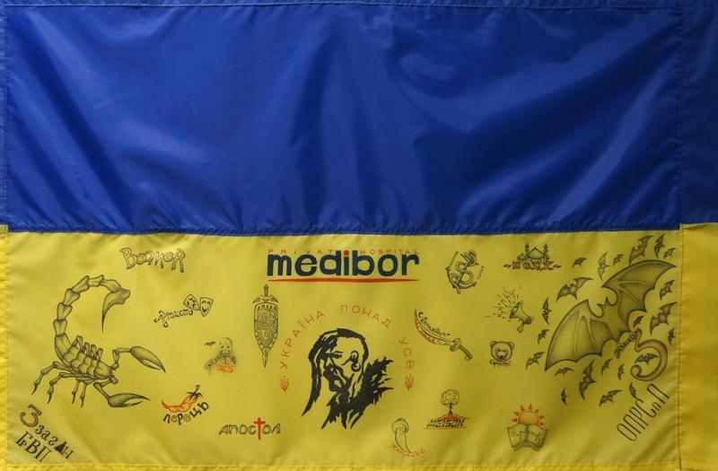 Бійці АТО передали колективу Медібор вручну розписаний прапор