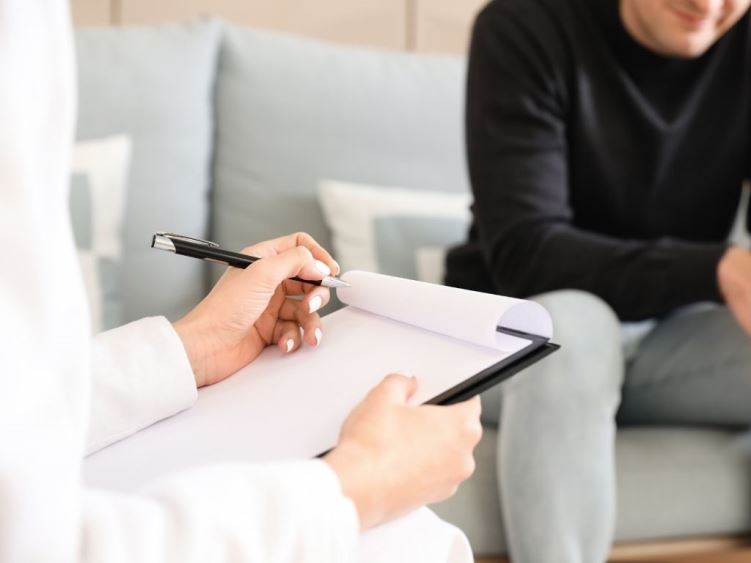 У Medibor приймає лікар-психіатр: фахівець, який допомагає відновити психічне здоров’я та якість життя