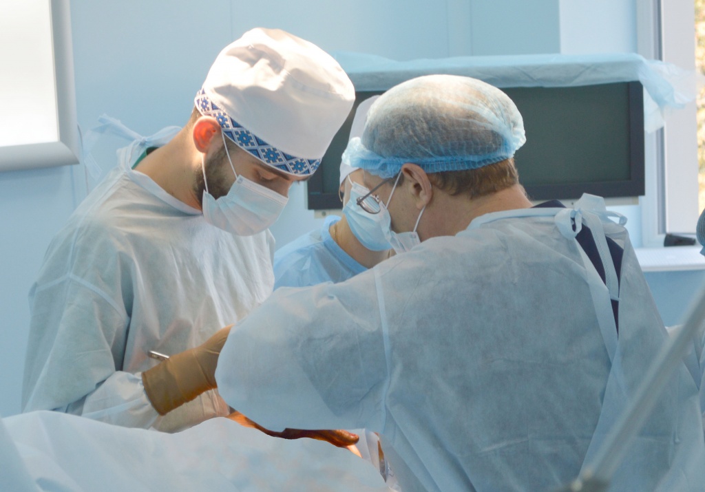 Хірурги-ортопеди клініки Медібор виконують операцію із заміни тазостегнового суглоба